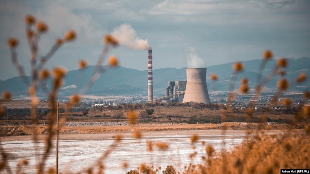 Dy termocentralet janë të vjetra, të ndërtuara dekada më parë – duke kontribuar në më shumë ndotje – teksa, teksa ekzekutivi kosovar, në Strategjinë e saj Energjetike 2022-2031, ka paraparë rinovimin e tyre që t’iu afrohen standardeve të kërkuara evropiane për emetimet.