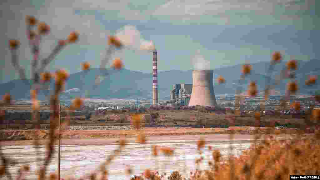 Dy termocentralet janë të vjetra, të ndërtuara dekada më parë – duke kontribuar në më shumë ndotje – teksa, teksa ekzekutivi kosovar, në Strategjinë e saj Energjetike 2022-2031, ka paraparë rinovimin e tyre që t’iu afrohen standardeve të kërkuara evropiane për emetimet.