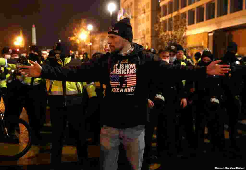 Прихильник президента США Дональда Трампа жестикулює під час акцій протесту у Вашингтоні, США, 5 січня 2021 року