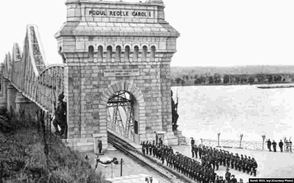 Podul de la Cernavodă a fost inaugurat în 1895. A fost făcută după planurile arhitectului Anghel Saligny, iar pentru epoca respectivă era o inovație tehnică. A fost una dintre primele lucrări de amploare din lume care a folosit așa-numitul &bdquo;oțel moale&rdquo;. Mai puțin casant, el este un material mai flexibil, deci mai rezistent la curenți puternici de apă. A fost dedicat eroilor din Războiul de Independență datorită cărora România a obținut Dobrogea. Foto: Academia Română&nbsp;