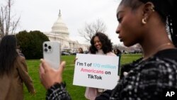 У Капитолия проводятся акции в защиту TikTok. Вашингтон, 13 марта 2024 г.