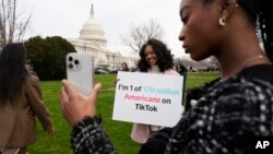 Susținători ai platformei TokTok au mers la Congresul SUA pentru a protesta față de adoptarea legislației menite să interzică TikTok în SUA dacă compania chineză care o deține nu o va vinde. 