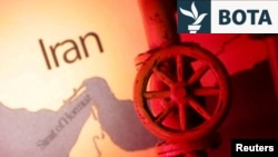 Kjo fotografi ilustruese e një harte që tregon Ngushticën e Hormuzit, Iranin dhe tubacionin e naftës.