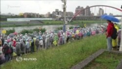 Сотни граждан Тайваня вышли на уборку мусора по случаю Дня Земли (видео)