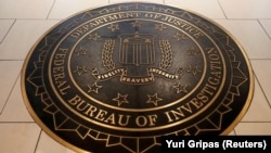 FBI-ის ბეჭდის გამოსახულება ორგანიზაციის შტაბ-ბინის ფასადზე. ვაშინგტონი, 14 ივნისი, 2018.