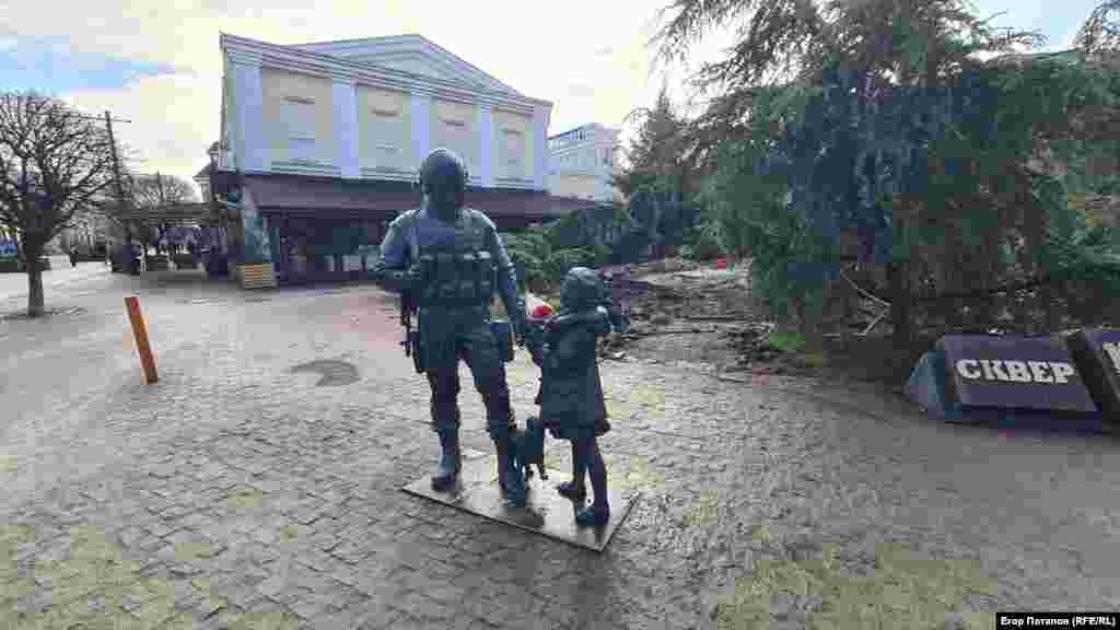 Пам’ятник «ввічливій людині» (російському загарбнику – учаснику окупації Криму в 2014 році) в Сімферополі