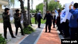 Düşənbədə İran səfirliyinin qarşısında etiraz aksiyası