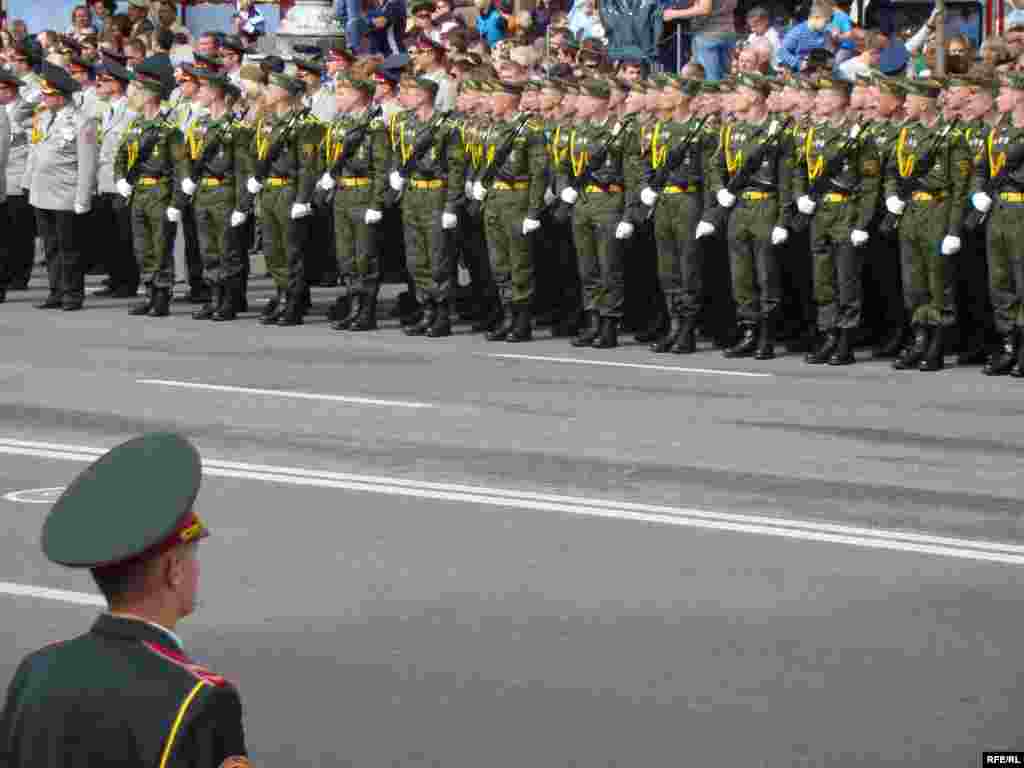 130 військовослужбовців з республіки Білорусь маршишують окремою колоною.