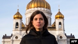 Nadežda Tolokonnikowa Moskwanyň Baş ybadathanasynyň öňünde, 27-nji dekabr, 2013.