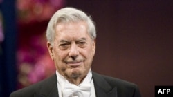 Mario Vargas Llosa Nobel mükafatını alarkən.