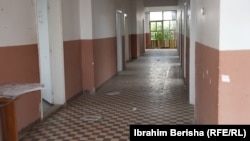 Korridori i shkollës së mbyllur në Debëllde të Vitisë. 