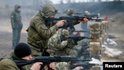 Donyecki lázadó fegyveresek gyakorlatoznak 2021. december 14-én