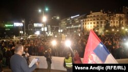 Pamje nga protesta e mbrëmshme në Beograd