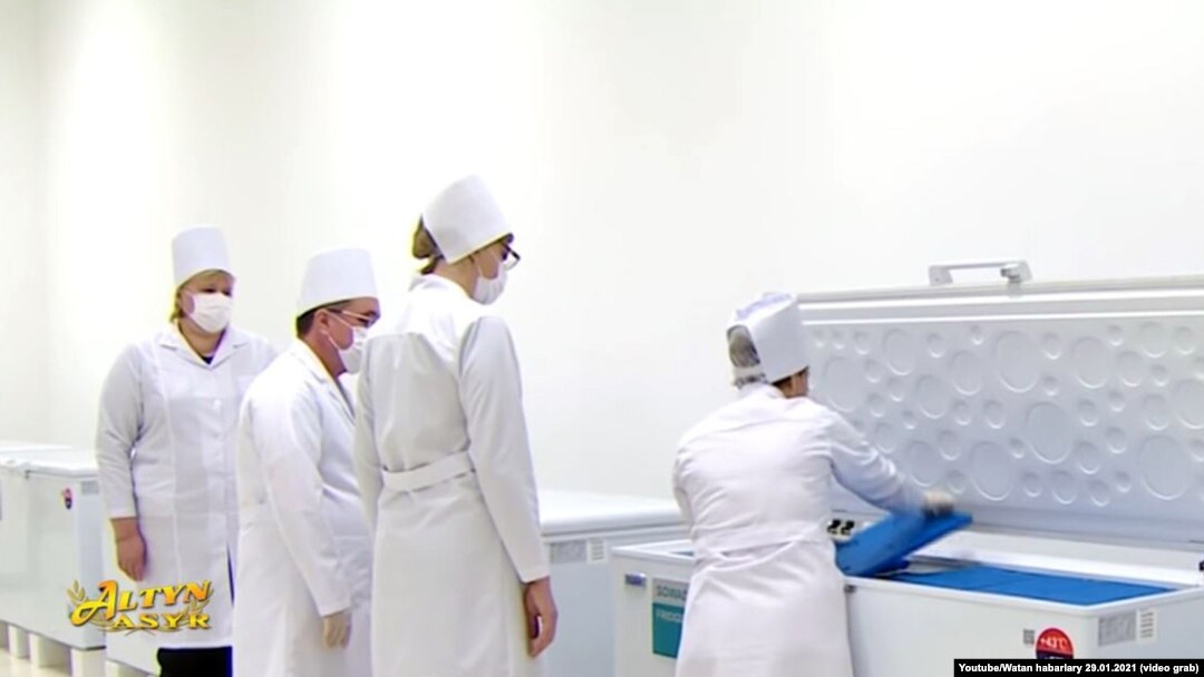 Туркменские медработники рассматривают российскую вакцину против COVID-19 «Спутник V». Кадр из репортажа телеканала «Алтын асыр», гостелевидения Туркменистана. 29 января 2021 г.