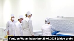 Туркменские медработники рассматривают российскую вакцину против COVID-19 «Спутник V». Кадр из репортажа телеканала «Алтын асыр», гостелевидения Туркменистана. 29 января 2021 г.