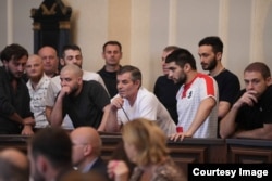 ჯანო არჩაია სხვა დაკავებულ დემონსტრანტებთან ერთად სასამართლო სხდომაზე