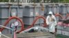 Проверка водяных резервуаров на АЭС Fukushima Daiichi. Снимок сделан в середине июня 2013 г. 