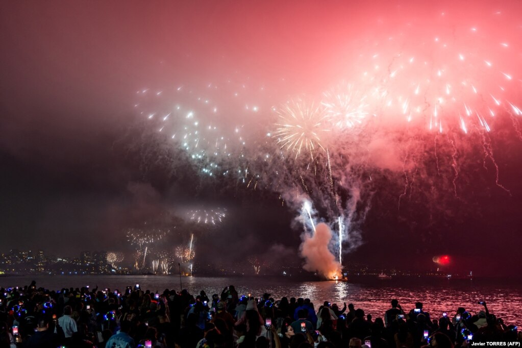 Njerëzit shikojnë fishekzjarrët në portin e Valparaisos në Kili gjatë festimeve për Vitin e Ri.