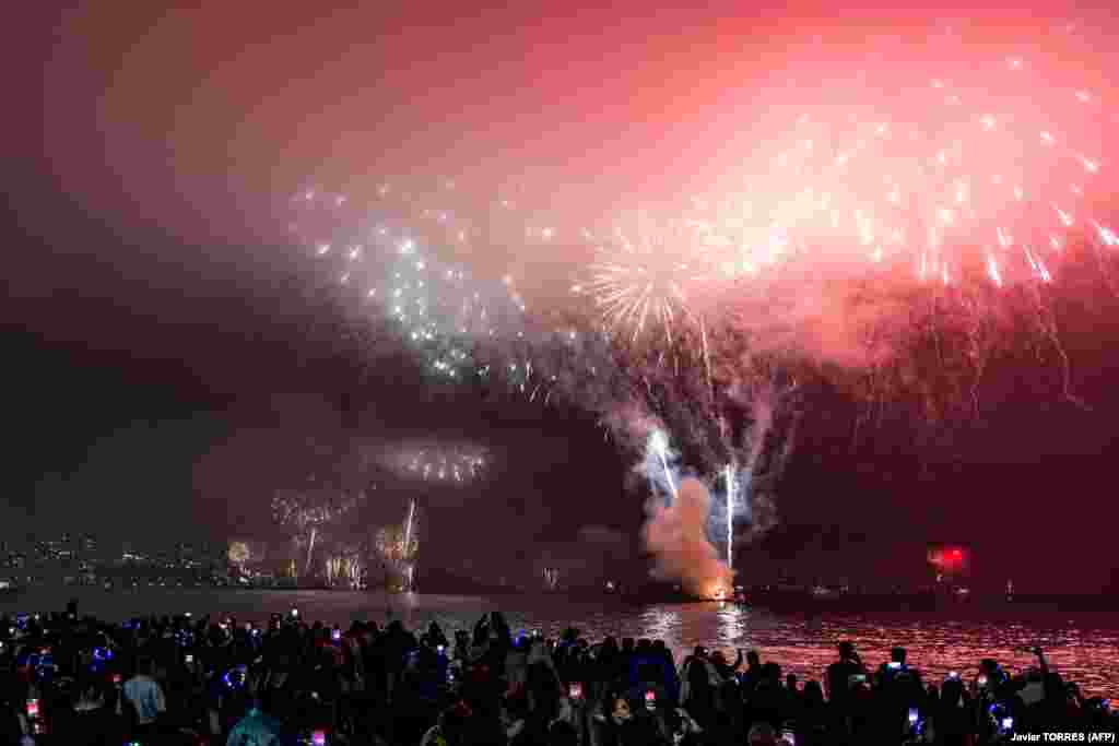 Ljudi posmatraju vatromet u luci Valparaiso u Čileu 