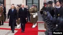 Президент США Джо Байден і президент Польщі Анджей Дуда біля Президентського палацу у Варшаві, 21 лютого 2023 року