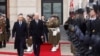 Andrzej Duda az elnöki palota előtt üdvözölte a Varsóba látogató Joe Bident 2023. február 21-én