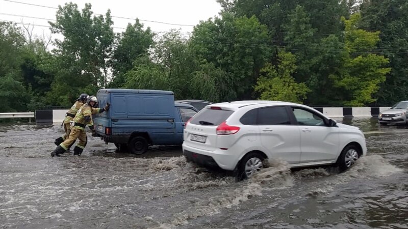 В Ростове после ливня в службы спасения поступило около 200 обращений