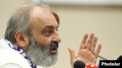 Arhiepiscopul Bagrat Galstanian la o conferință de presă la Erevan, pe 27 decembrie 2024.