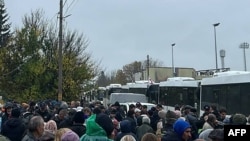 Oamenii se adună în vederea evacuării la Oleșki, Ucraina, pe 30 octombrie 2026.