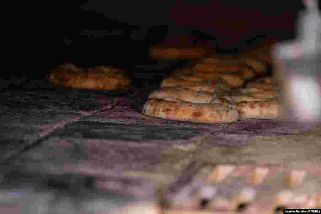 Pitalka të pjekura, të gatshme për t'u ngrënë. Kjo bukë e shijshme bën përjashtim edhe në dijetën më të rreptë të njerëzve gjatë muajit të Ramazanit.Askush nuk mund të durojë pa e shijuar pitalkën pavarësisht rrezikut të shtimit të peshës së padëshiruar.