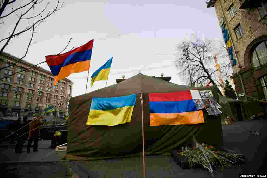 Maydanda erməni mağarı.