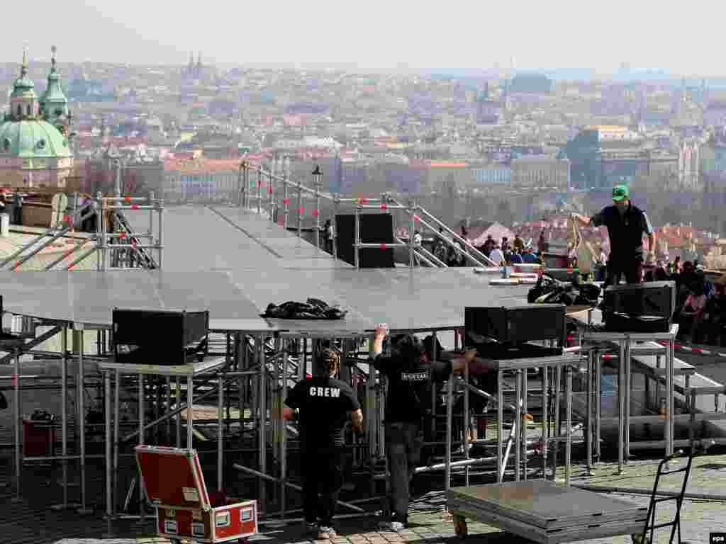 Radnici postavljaju binu na Hradčanima - Radnici postavljaju binu sa koje se američki predsednik obratio javnosti.