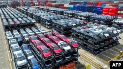 Električna vozila kineske kompanije BYD čekaju na utovar u luci Sudžou, 11. septembar 2023.