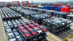 Mașini electrice produse de compania chineză BYD așteaptă să fie încărcate pe nave la un terminal al portului Suzhou din provincia chineză Jiangsu. 11 septembrie 2023.
