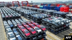 BYD elektromos autók várnak a berakodásukra a kelet-kínai Szucsou kikötőjében 2023. szeptember 1-jén