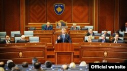 Fjalimet e politikanëve të Kosovës, që iu drejtohen qytetarëve, thonë të rinjtë, janë aq të komplikuara sa që nuk arrin t’i zbërthesh.
