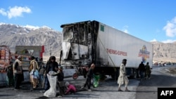 در ۱ فبروری ۲۰۲۶، یک روز پس از حمله جدایی‌طلبان بلوچ، رهگذران از کنار یک وسیلۀ نقلیه سوخته عبور می‌کنند و دیگران در امتداد جاده‌ای در حومۀ کویته، مواد بازیافتی جمع‌آوری می‌کنند. 