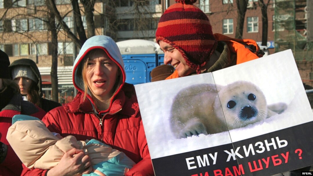 Шубы и шапки из натурального меха, кожаные куртки были торжественно отправлены на сжигание.
<a href="http://www.svobodanews.ru/photogallery/145.html">Остальные фотографии</a>