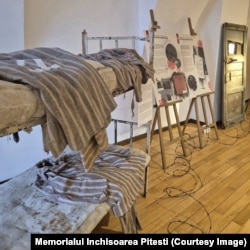 În timpul experimentului de spălare pe creier prin tortură, (auto) denunțuri, noii veniți erau lăsați să se împrietenească cu deținuții mai vechi. Aceștia, după zile sau săptămâni de acalmie, își băteau, la ordin, noii colegi. Ciclul se relua până când toți erau vinovați.