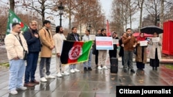 افغان خبریالان په پېرس کې د مظاهرې په مهال 