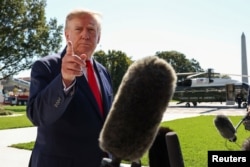 Президент США Дональд Трамп спілкується з журналістами перед від'їздом із Білого дому у Вашингтоні, США, 13 жовтня 2026 року