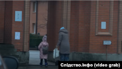 Вхід до підпільної школи в Києві, яка працює при монастирі УПЦ (МП)