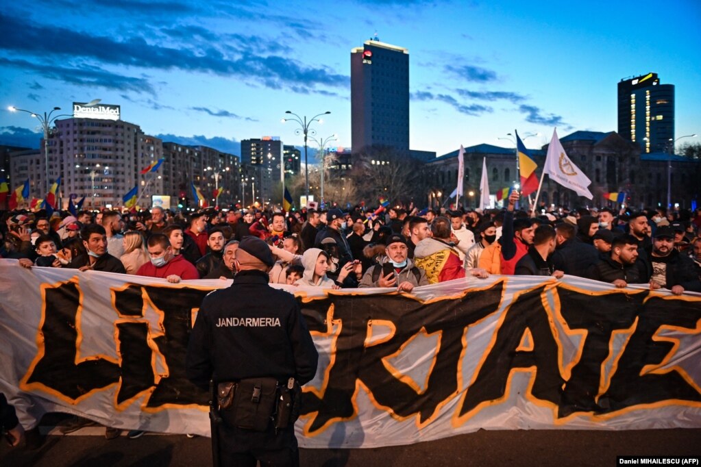 Близько 2 тисяч осіб пройшли маршем в центрі Бухаресту, заявляючи, що карантинні заходи є обмеженням їхніх громадянських прав