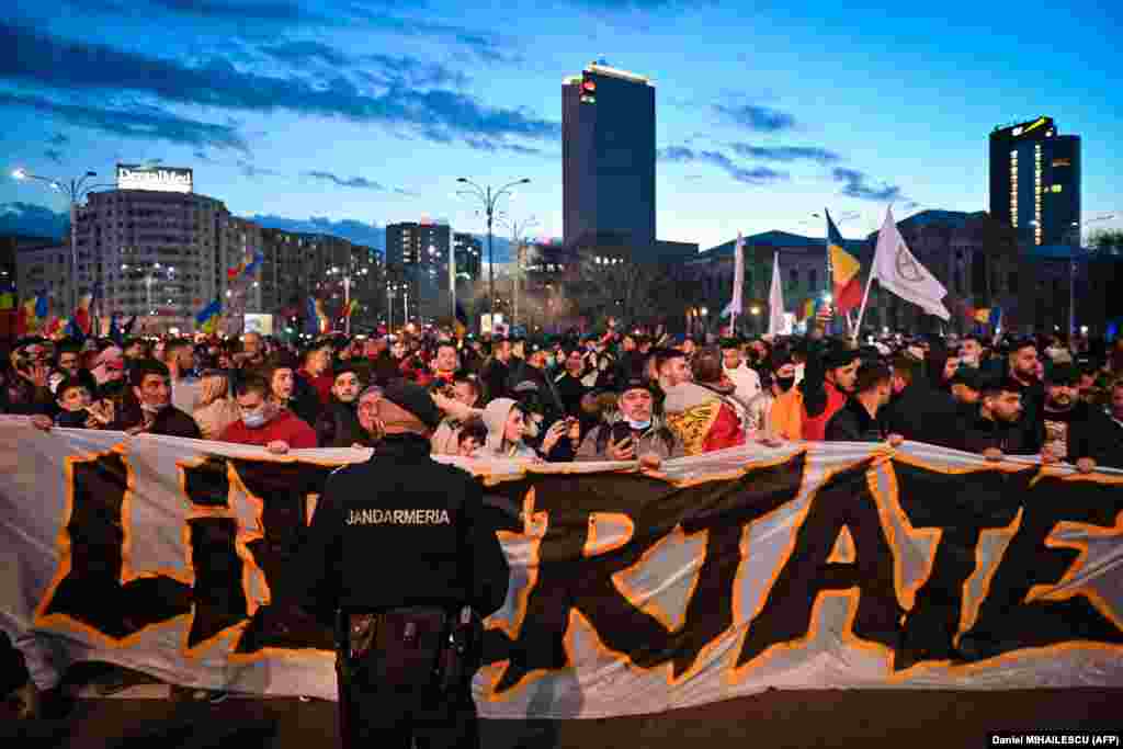 &quot;Liri&quot; shkruan në mbishkrimin që protestuesit mbajtën gjatë protestës në Bukuresht më 29 mars.&nbsp;
