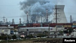 Dim se diže iz rafinerije nafte koja je oštećena u iranskom napadu, Haifa, 19. marta.