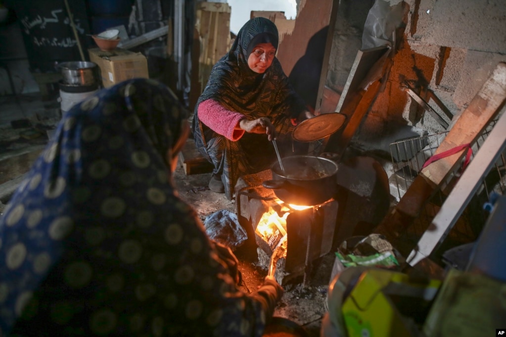Fatima Al-Absi duke përgatitur ushqimin për iftarin e familjes së saj në ditën e parë të Ramazanit.