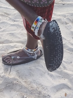 Занзибар. Ноги местного жителя на пляже