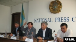 Политики Болат Абилов, Мухтар Шаханов, Жармахан Туякбай, Дос Кошим на пресс-конференции в Алматы 17 сентября 2008 года.