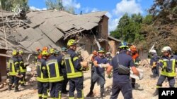 Ekipet e shpëtimit duke pastruar rrënojat e një shkollë të shkatërruar pas një sulmi rus në qytetin Romny më 23 gusht. Katër mësues u vranë.