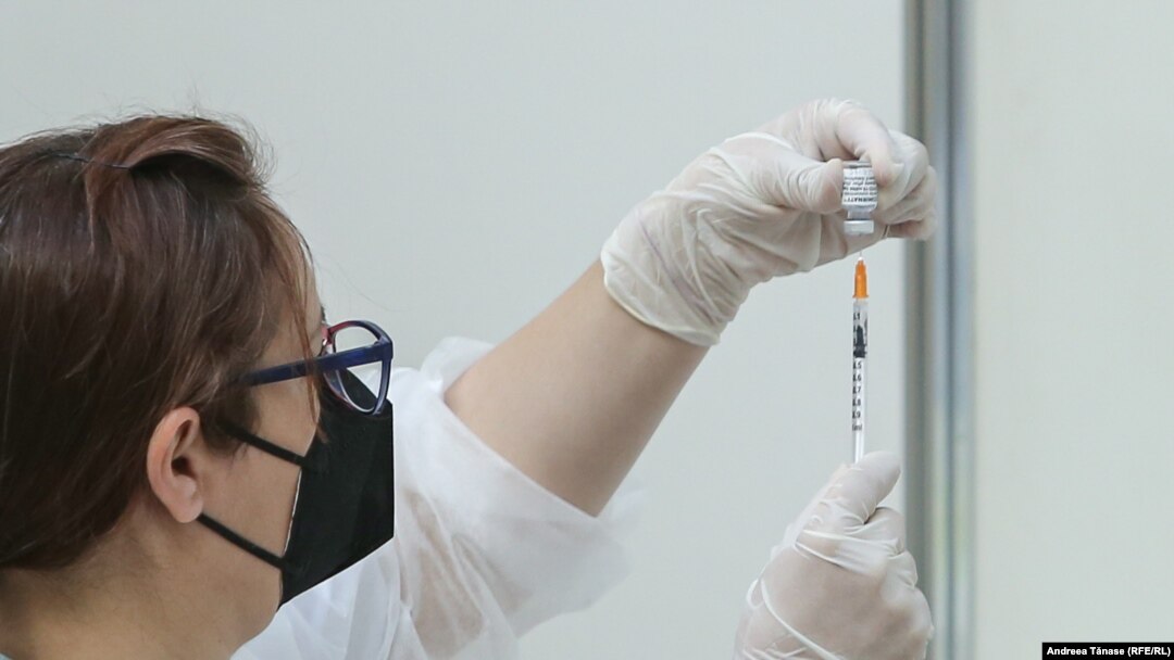 O asistentă pregătește administrarea unei doze de vaccin în cadrul „Maratonului vaccinării” COVID în maratonul vaccinării, mai 2021. Campania de vaccinare a fost însă un eșec în România. 