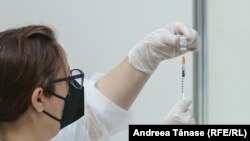 O asistentă pregătește administrarea unei doze de vaccin în cadrul „Maratonului vaccinării” COVID în maratonul vaccinării, mai 2021. Campania de vaccinare a fost însă un eșec în România. 